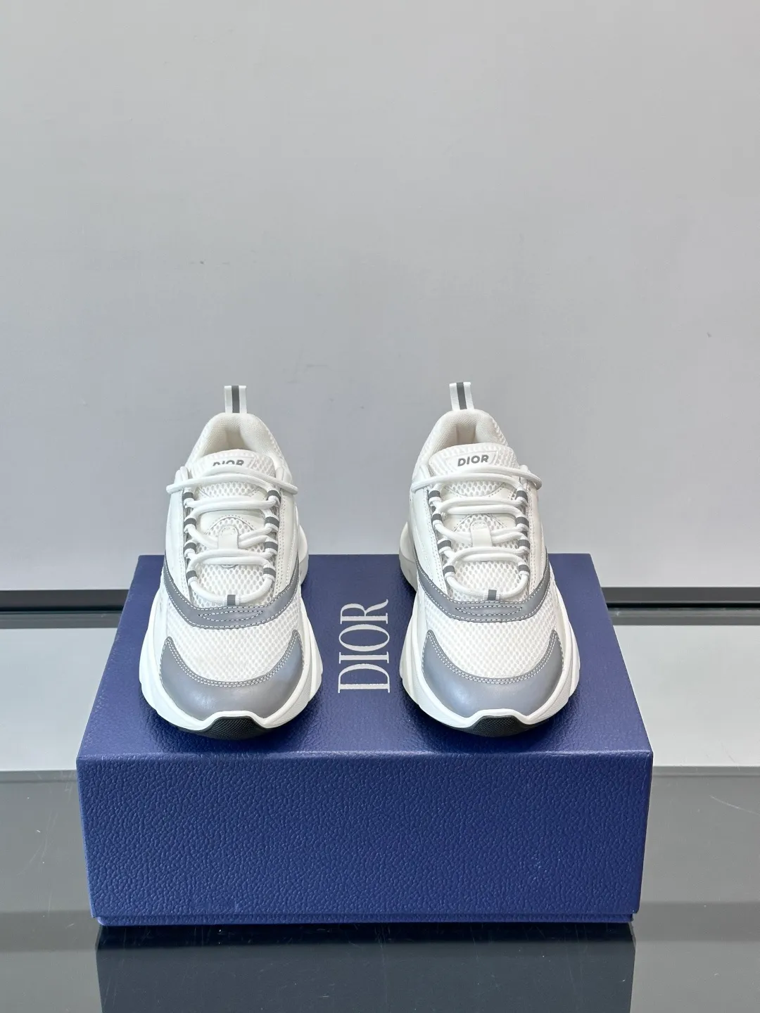Men's shoes 💰p520 "Dior" B22 retro jogging shoes, inspired by classic jogging shoes, low-top thick sole design, cow leather + mesh fabric splicing, perfect texture and breathable. The black and white engraved rubber sole has great grip and comfort, and is OK for daily wear or sports! There is an embossed "CD" logo on the side of the shoe, which is low-key and recognizable. Rich colors, black and white, gray and blue, etc., versatile and fashionable, loved by European and American hip-hop circles and bloggers, a must-have for trendy wear size: 39-44 (customized at 45.46)